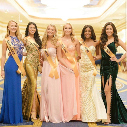 Vào tối ngày 10-10, tiệc chào mừng chính thức hơn 80 người đẹp đã chính thức diễn ra, đại diện Nguyễn Thị Loan xuất hiện tươi tắn và không hề kém cạnh khi “đọ sắc” với các thí sinh khác. Á hậu cũng đã có phần giới thiệu tự tin trước ban tổ chức và các thí sinh.