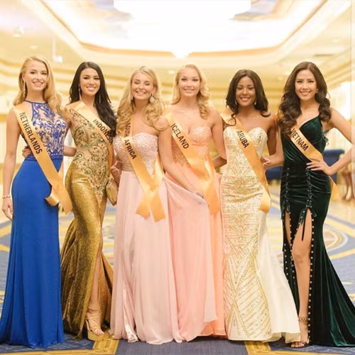 Vào tối ngày 10-10, tiệc chào mừng chính thức hơn 80 người đẹp đã chính thức diễn ra, đại diện Nguyễn Thị Loan xuất hiện tươi tắn và không hề kém cạnh khi “đọ sắc” với các thí sinh khác. Á hậu cũng đã có phần giới thiệu tự tin trước ban tổ chức và các thí sinh.