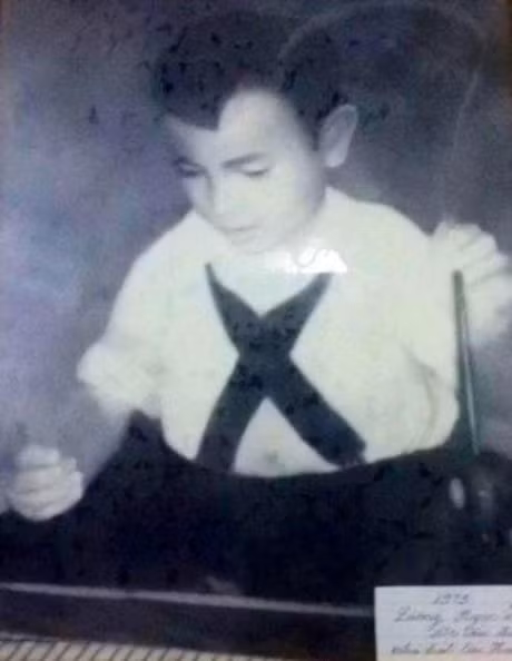 Ảnh chụp năm 1973, lúc cậu bé Khinh 7 tuổi, biểu diễn ở Nhà hát Lớn Hà Nội phục vụ Quốc hội.