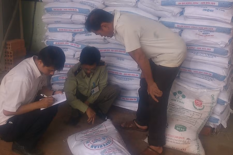 Lực lượng chức năng kiểm tra một cơ sở kinh doanh phân bón. Ảnh: L.N