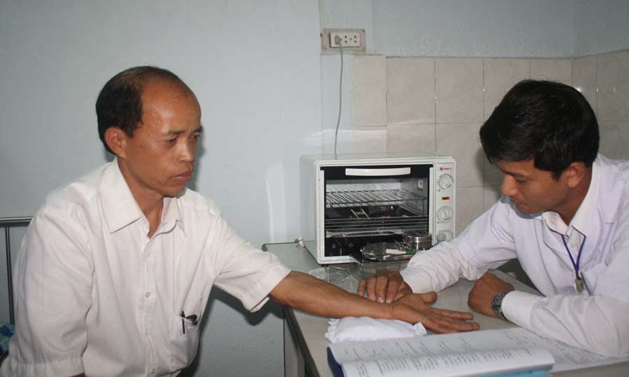  Khám-chữa bệnh tại Hội Đông y tỉnh. 