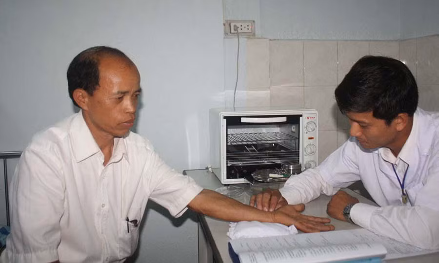  Khám-chữa bệnh tại Hội Đông y tỉnh. 