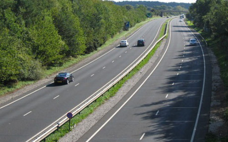 Hiện nay trên trục dọc Bắc - Nam, ngoài đường Hồ Chí Minh, tuyến đường bộ quốc lộ 1 vừa được hoàn thành nâng cấp mở rộng cùng một số đoạn cao tốc đã được vận hành. Hiện nay trên trục dọc Bắc - Nam, ngoài đường Hồ Chí Minh, tuyến đường bộ Quốc lộ 1 vừa được hoàn thành nâng cấp mở rộng cùng một số đoạn cao tốc đã được vận hành.