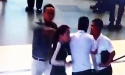 Ông Đào Vịnh Thuấn (áo trắng ngoài cùng bên phải) đã chính thức bị Sở GT-VT Hà Nội sa thải