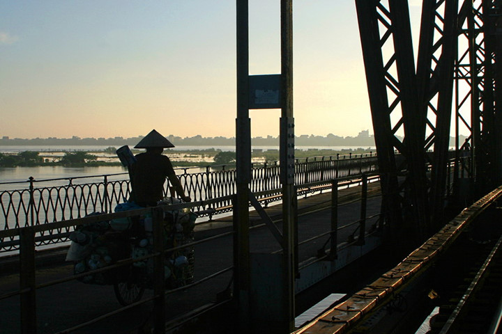 Hình ảnh chiếc nón lá xuất hiện ở khắp mọi nơi, bất cứ lúc nào, từ sáng sớm tinh mơ…