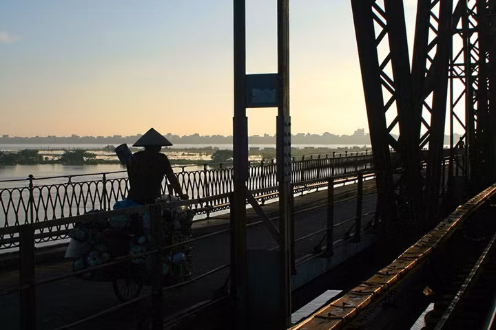 Hình ảnh chiếc nón lá xuất hiện ở khắp mọi nơi, bất cứ lúc nào, từ sáng sớm tinh mơ…