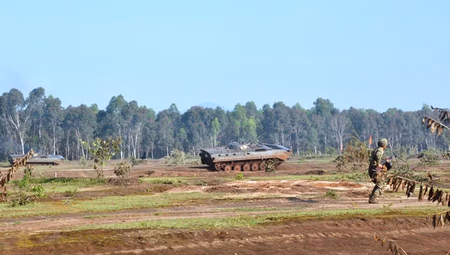 Lực lượng ta tiến công tiêu diệt địch. Ảnh: Sơn Tùng