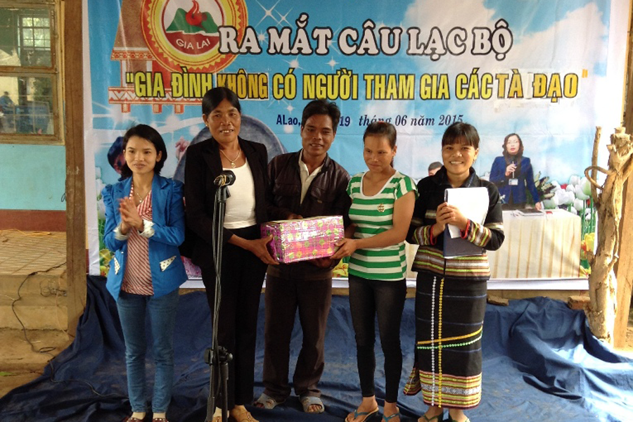 Ra mắt Câu lạc bộ “Gia đình không có người tham gia các tà đạo”. Ảnh: T.B