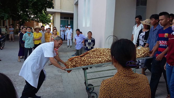 Thi thể sản phụ được đưa vào nhà xác bệnh viện