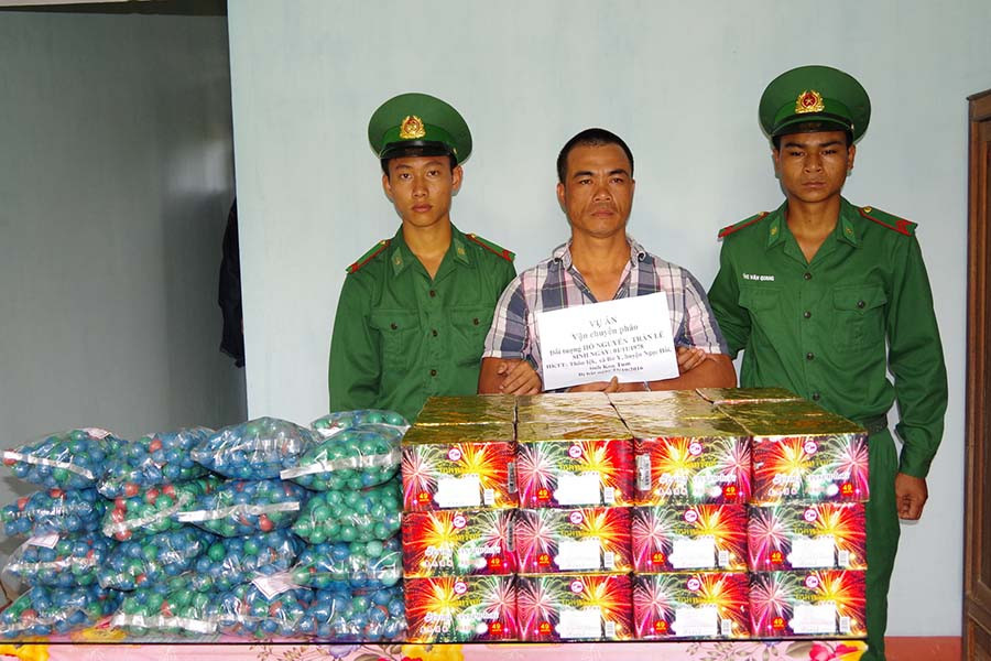 Đối tượng Lê (người đứng giữa) cùng tang vật. Ảnh: Hoài Trần Đối tượng Lê (người đứng giữa) cùng tang vật. Ảnh: Hoài Trần