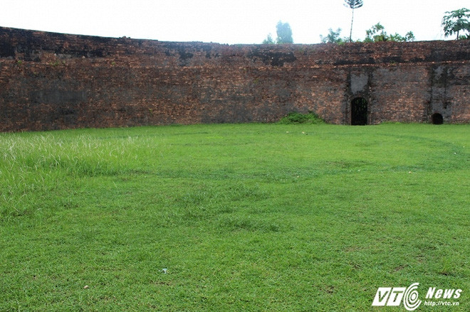 Vòng tròn kỳ lạ trong đấu trường Hổ Quyền nằm nổi bật trên nền cỏ xanh và không bao giờ bị mờ đi dù thời tiết khắc nghiệt đến đâu. Vòng tròn kỳ lạ trong đấu trường Hổ Quyền nằm nổi bật trên nền cỏ xanh và không bao giờ bị mờ đi dù thời tiết khắc nghiệt đến đâu.