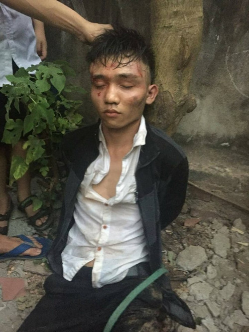 Đối tượng Nguyễn Thành Phát sau khi bi người dân bắt giữ.