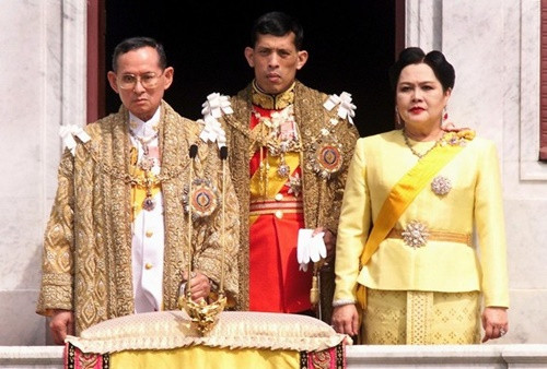 Từ trái sang: Quốc vương Bhumibol Adulyadej, Thái tử Maha Vajiralongkorn và Hoàng hậu Sirikit vào năm 1999. Ảnh: AFP