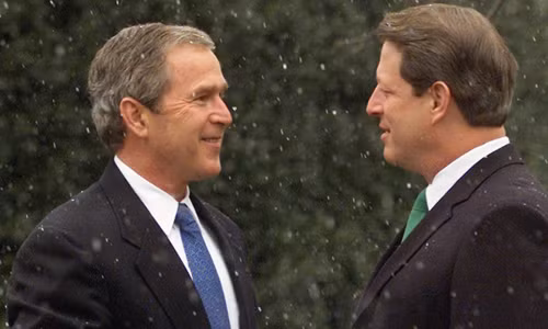 Ứng viên Cộng hòa George Bush (Bush con - bên trái ảnh) đánh bại ứng viên Dân Chủ Al Gore trong cuộc bầu cử bầu cử.
