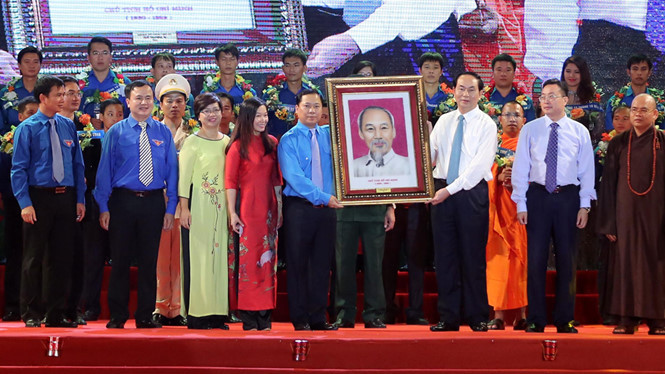 Chủ tịch nước Trần Đại Quang tặng bức chân dung Chủ tịch Hồ Chí Minh cho Hội LHTN VN Chủ tịch nước Trần Đại Quang tặng bức chân dung Chủ tịch Hồ Chí Minh cho Hội LHTN VN