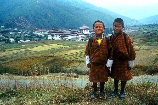 Bhutan là một vương quốc nhỏ bé và ít được ghé thăm nhất thế giới. Tuy nhiên, sự phát triển du lịch chậm rãi lại là cách để Bhutan bảo tồn tài nguyên thiên nhiên và bảo vệ nền văn hoá. Du khách đến đây có thể ghé thăm các loài động vật hoang dã trong khu bảo tồn, đồng thời tìm hiểu về cuộc sống, con người Bhutan, nơi được biết đến như mảnh đất của hạnh phúc và bình yên. Bhutan là một vương quốc nhỏ bé và ít được ghé thăm nhất thế giới. Tuy nhiên, sự phát triển du lịch chậm rãi lại là cách để Bhutan bảo tồn tài nguyên thiên nhiên và bảo vệ nền văn hoá. Du khách đến đây có thể ghé thăm các loài động vật hoang dã trong khu bảo tồn, đồng thời tìm hiểu về cuộc sống, con người Bhutan, nơi được biết đến như mảnh đất của hạnh phúc và bình yên.