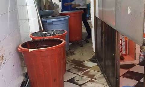 Toàn bộ nguyên liệu như bột phụ gia, phẩm màu, hương liệu... được để bừa bãi trên nền nhà bẩn thỉu