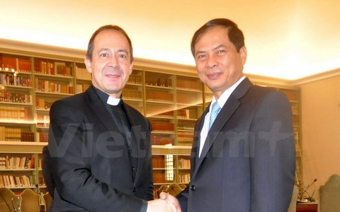 Thứ trưởng Thường trực Bộ Ngoại giao Bùi Thanh Sơn và Thứ trưởng Ngoại giao Tòa thánh Antoine Camilleri tại cuộc họp Vòng VI Nhóm công tác hỗ hợp Việt Nam-Tòa thánh Vatican. (Ảnh: Đức Hòa/Vietnam+)  Thứ trưởng Thường trực Bộ Ngoại giao Bùi Thanh Sơn và Thứ trưởng Ngoại giao Tòa thánh Antoine Camilleri tại cuộc họp Vòng VI Nhóm công tác hỗ hợp Việt Nam-Tòa thánh Vatican. (Ảnh: Đức Hòa/Vietnam+)