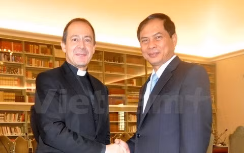 Thứ trưởng Thường trực Bộ Ngoại giao Bùi Thanh Sơn và Thứ trưởng Ngoại giao Tòa thánh Antoine Camilleri tại cuộc họp Vòng VI Nhóm công tác hỗ hợp Việt Nam-Tòa thánh Vatican. (Ảnh: Đức Hòa/Vietnam+) Thứ trưởng Thường trực Bộ Ngoại giao Bùi Thanh Sơn và Thứ trưởng Ngoại giao Tòa thánh Antoine Camilleri tại cuộc họp Vòng VI Nhóm công tác hỗ hợp Việt Nam-Tòa thánh Vatican. (Ảnh: Đức Hòa/Vietnam+)