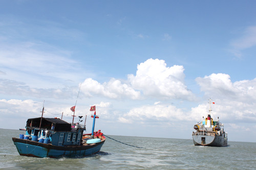 Tàu của Lữ đoàn 125 cứu kéo tàu cá của ngư dân gặp nạn trên biển.