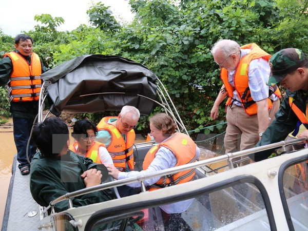 Hành khách của tàu SE19 bị mắc kẹt được đưa lên canô ra nơi an toàn. Hành khách của tàu SE19 bị mắc kẹt được đưa lên canô ra nơi an toàn.