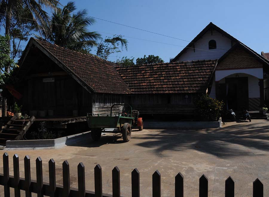  Những ngôi nhà dài ở Akô Dhông nay được rào chắn kỹ lưỡng-điều trước kia không hề có. Ảnh: N.H.T