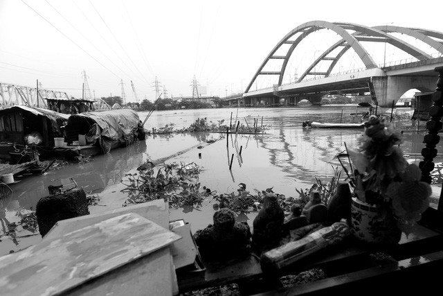 Dù nghèo khó, nhưng những ngư dân xóm chài rất chú trọng chuyện thờ cúng. Dưới ghe không có chỗ, họ tìm một vị trí cao trên bờ rồi đặt bàn thờ để nhang khói mỗi ngày.