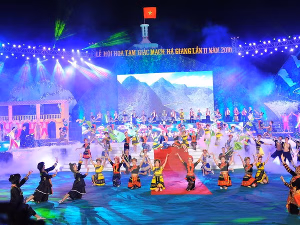 Chương trình biểu diễn nghệ thuật với chủ đề 