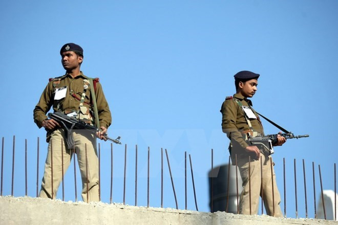  Binh sĩ Ấn Độ gác tại tòa nhà gần nhà ga ở Jammu, thủ phủ mùa đông khu vực Kashmir do Ấn Độ kiểm soát. (Nguồn: EPA/TTXVN)