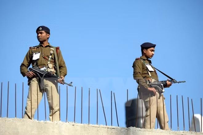  Binh sĩ Ấn Độ gác tại tòa nhà gần nhà ga ở Jammu, thủ phủ mùa đông khu vực Kashmir do Ấn Độ kiểm soát. (Nguồn: EPA/TTXVN)