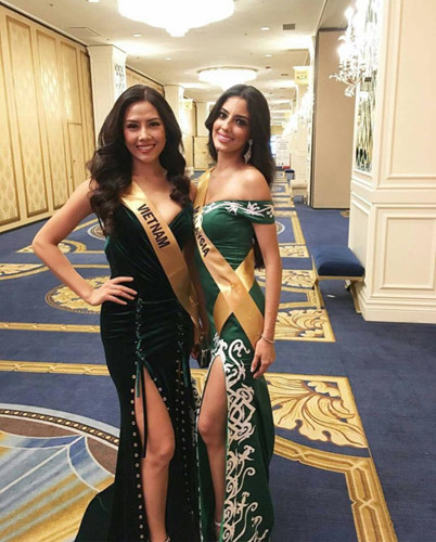 Nguyễn Thị Loan chụp hình cùng thí sinh đến từ các nước Châu Á - Malaysia.