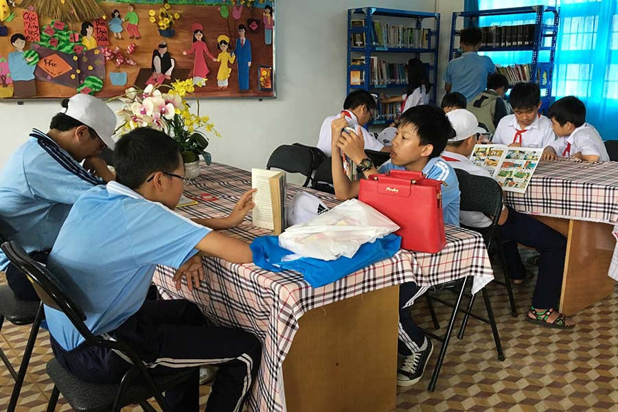  Các em học sinh say sưa đọc sách trong lúc ra chơi giữa tiết tại thư viện Trường THCS Phạm Hồng Thái (TP. Pleiku). Ảnh: P.L