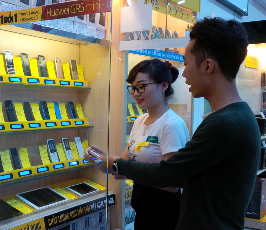  Điện thoại “cục gạch” vẫn là lựa chọn của số ít người tiêu dùng. Ảnh: T.N
