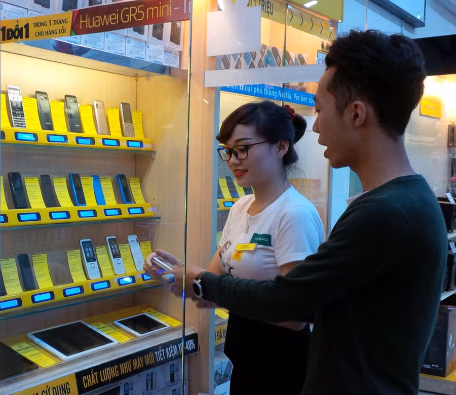  Điện thoại “cục gạch” vẫn là lựa chọn của số ít người tiêu dùng. Ảnh: T.N