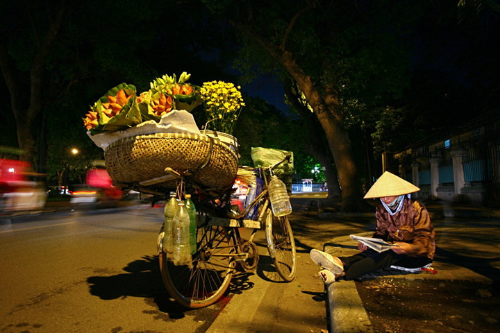 Kể cả khi trời tối, không nắng không mưa thì chiếc nón vẫn được đội trên đầu như một sự chở che trong cuộc sống.