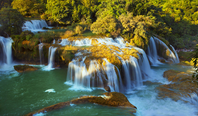 Một góc ảnh quen thuộc của các nhiếp ảnh gia chuyên và không chuyên khi đến với Bản Giốc