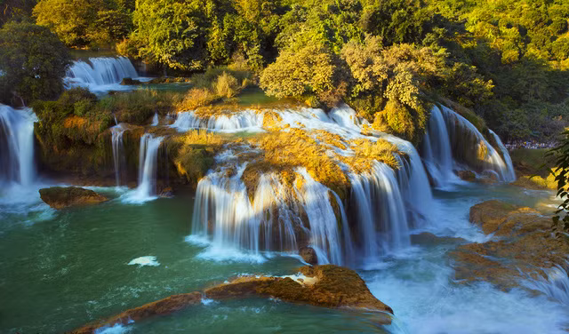 Một góc ảnh quen thuộc của các nhiếp ảnh gia chuyên và không chuyên khi đến với Bản Giốc