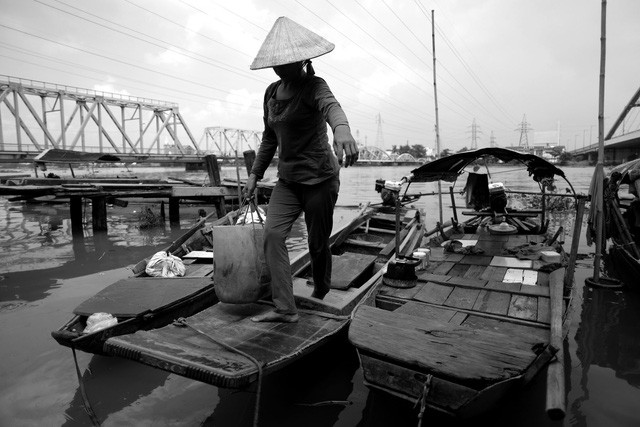 Chị Năm vừa tranh thủ cùng chồng chạy ghe đi mấy chục km đánh được mớ cá làm bữa trưa cho gia đình.