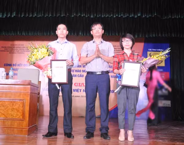 Các tác giả đoạt giải cao trong cuộc thi viết về Nông dân tiêu biểu năm 2016, tổ chức sáng 5-10.