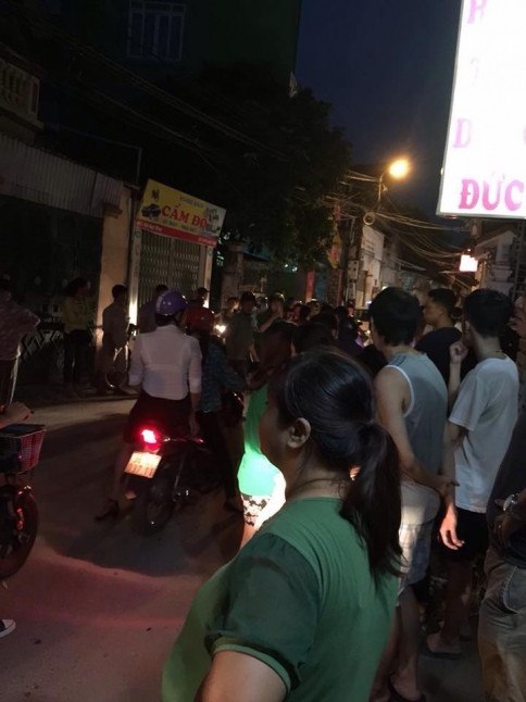 Hiện tại, hiện trường vụ án vẫn đang được lực lượng chức năng bảo vệ. Nhiều người dân hiếu kì vẫn đang có mặt số nhà 104 Ngũ Nhạc.