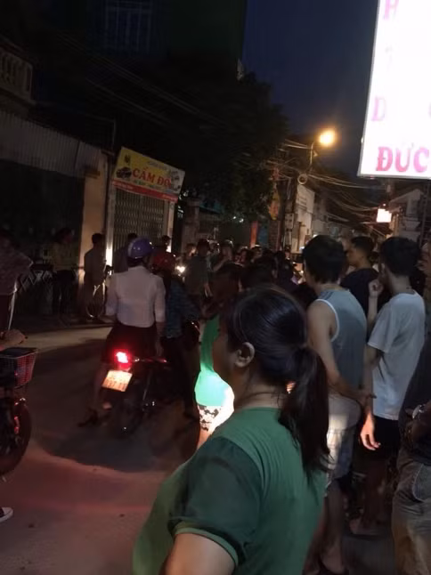 Hiện tại, hiện trường vụ án vẫn đang được lực lượng chức năng bảo vệ. Nhiều người dân hiếu kì vẫn đang có mặt số nhà 104 Ngũ Nhạc. Hiện tại, hiện trường vụ án vẫn đang được lực lượng chức năng bảo vệ. Nhiều người dân hiếu kì vẫn đang có mặt số nhà 104 Ngũ Nhạc.