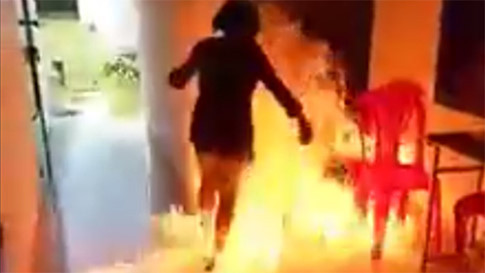 T. cố gắng chạy ra khỏi đám cháy sau khi châm lửa Ảnh cắt từ clip