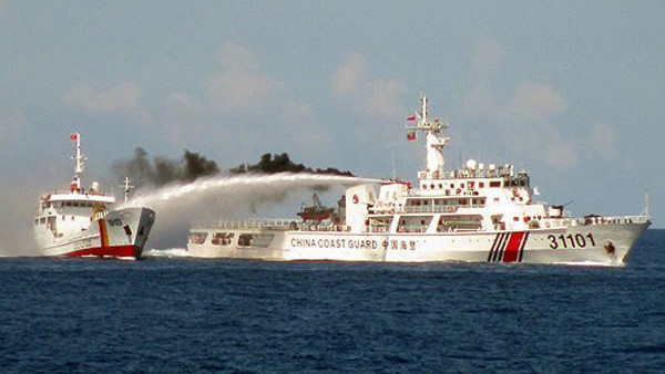 Tàu hải cảnh Trung Quốc phun vòi rồng vào tàu chấp pháp Việt Nam trong vụ giàn khoan Hải Dương-981 hạ đặt trái phép trên vùng biển Việt Nam, tháng 5-2014.