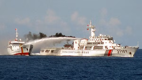 Tàu hải cảnh Trung Quốc phun vòi rồng vào tàu chấp pháp Việt Nam trong vụ giàn khoan Hải Dương-981 hạ đặt trái phép trên vùng biển Việt Nam, tháng 5-2014.