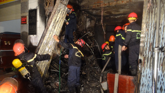 120 chiến sĩ của Sở Cảnh sát PCCC TP. Đà Nẵng được điều động chữa cháy lúc giữa đêm