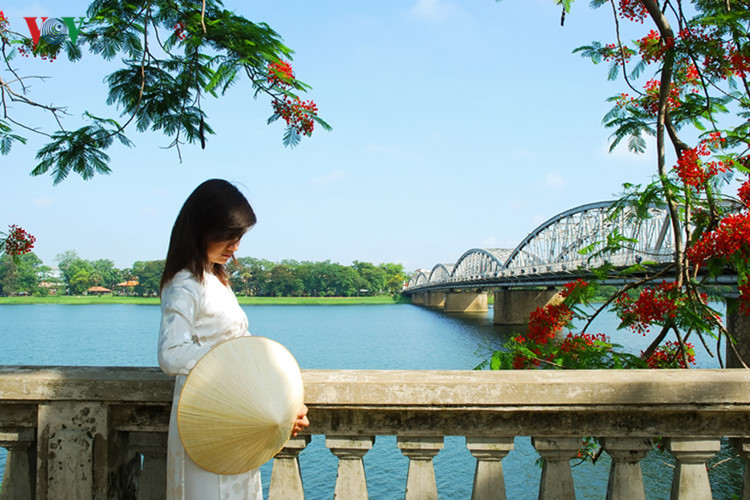 Nón lá là hình ảnh quen thuộc với nữ sinh, đặc biệt là nữ sinh xứ Huế.