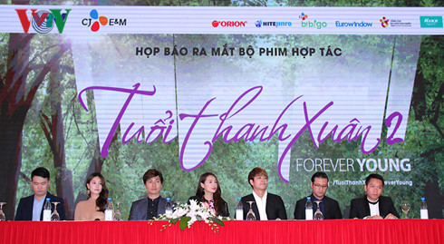 Các diễn viên chính và êkíp làm phim "Tuổi thanh xuân 2" tại buổi họp báo ra mắt. Các diễn viên chính và êkíp làm phim