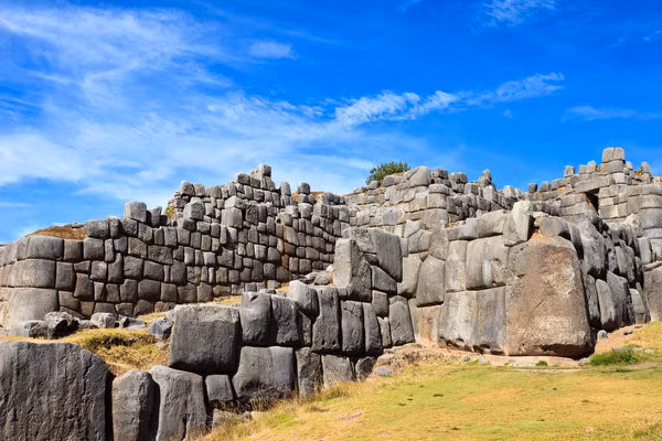 Bức tường Sacsayhuaman là một trong những tàn tích Inca tuyệt vời nhất nằm ở vùng ngoại ô phía bắc của thành phố cổ Cusco (Peru), cố đô của đế chế Inca.