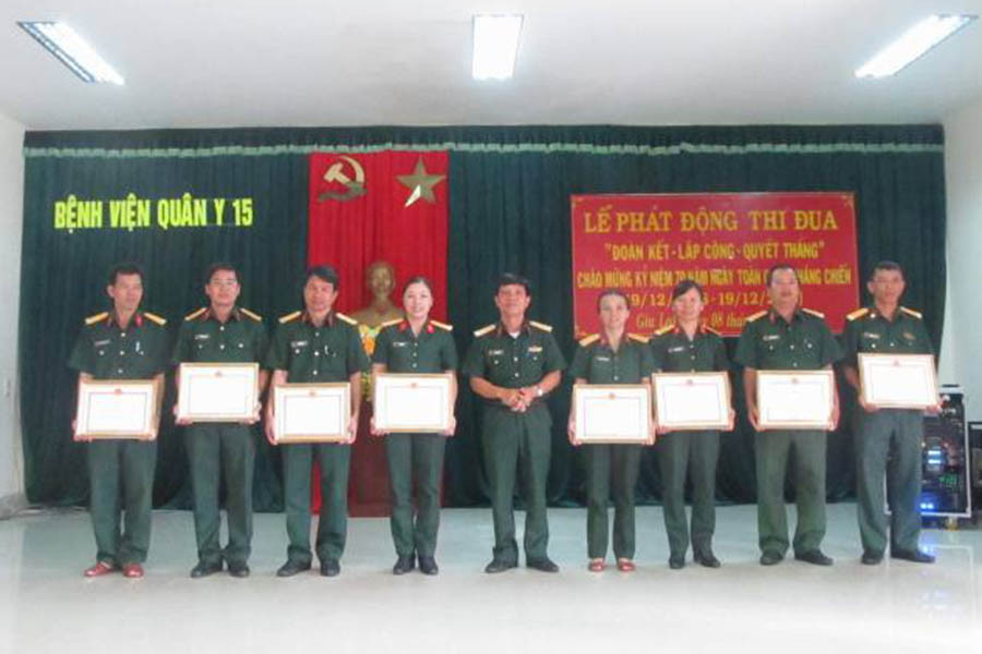  Tặng giấy khen của Giám đốc Công ty cho các tập thể đạt giải cuộc thi Tìm hiểu truyền thống ngành kinh tế quân đội. Ảnh: H.T