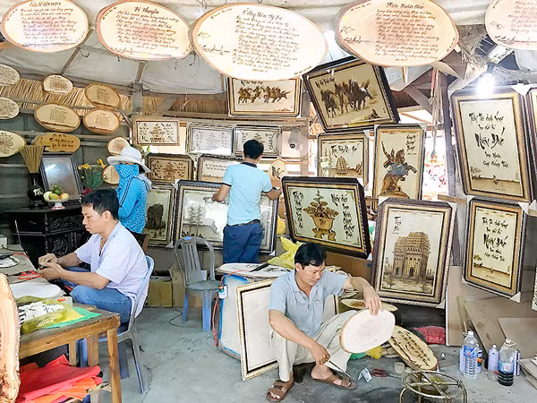 Quán thơ của nghệ sĩ Dzũ Kha lúc nào cũng có khách ghé qua.